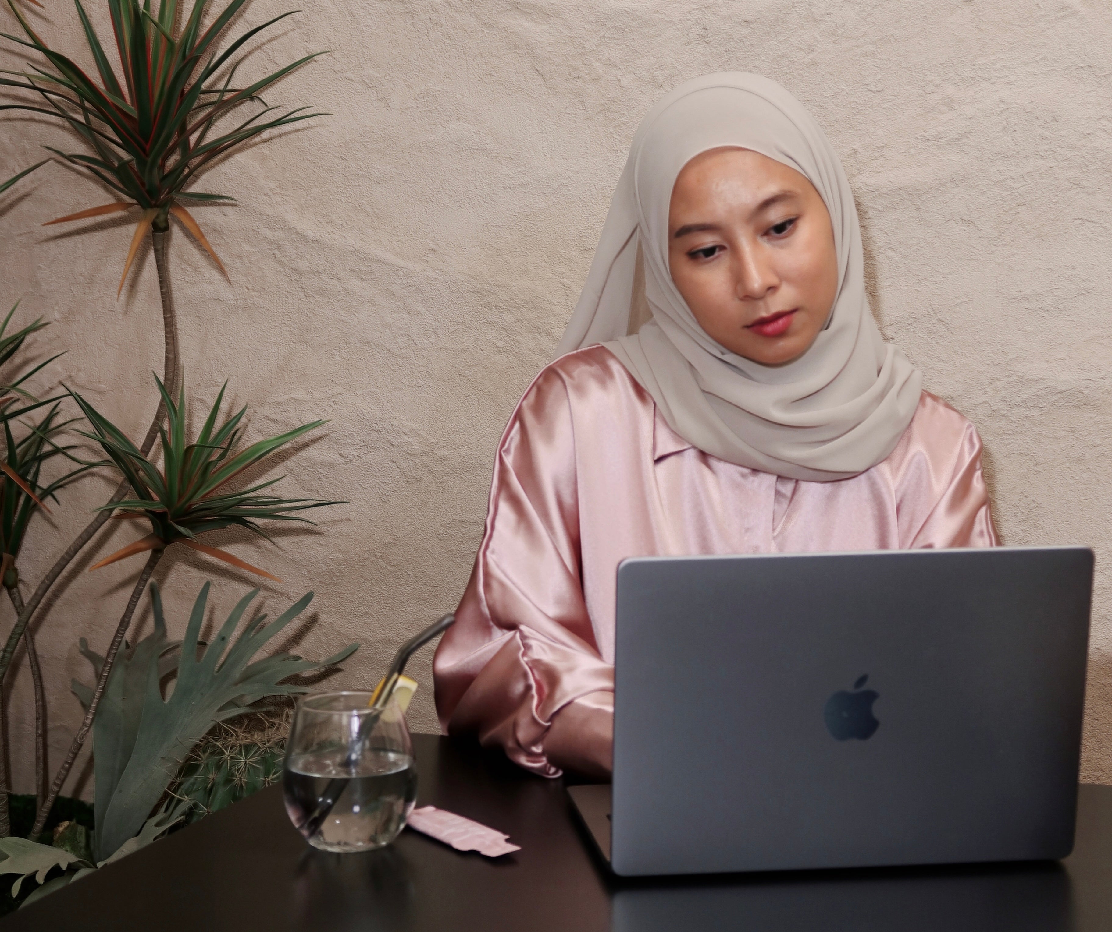 Terlalu Banyak Komitmen, Sampai Diri Sendiri Tertinggal? Ini Cara Jaga Kulit Tanpa Overdo Your Wallet!