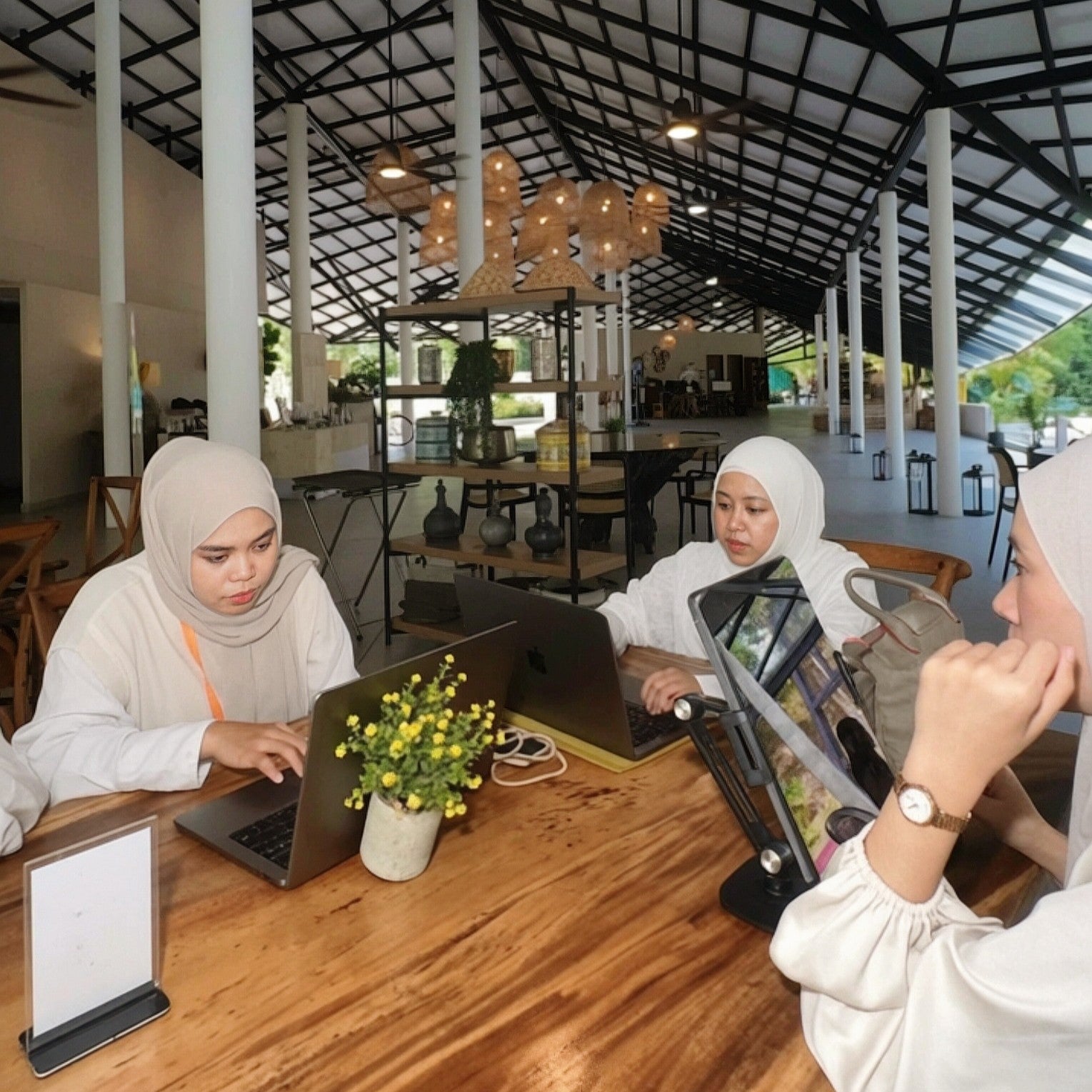 CUURA_Busy_Women_Discussing.jpg