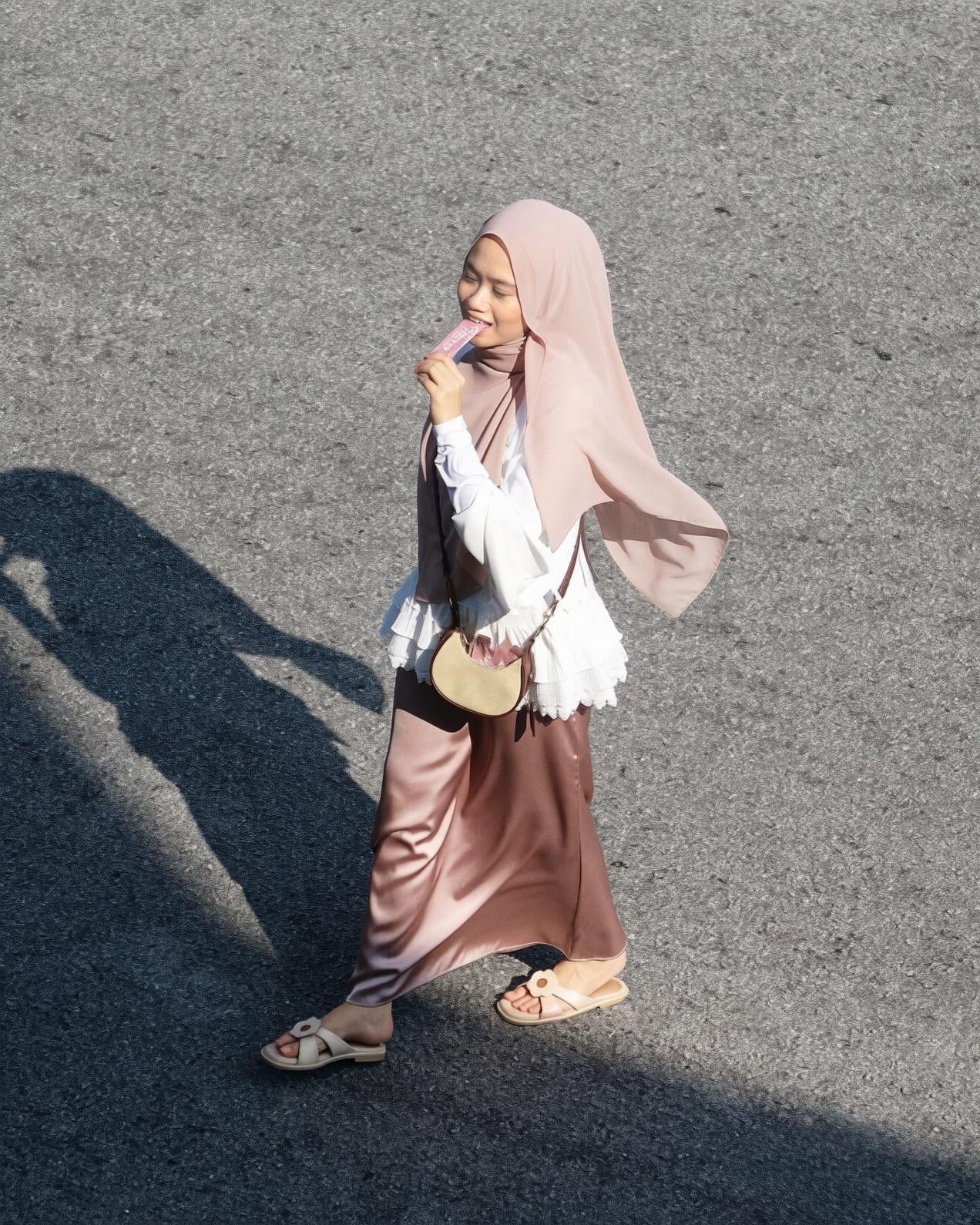CUURA_Glo_Nectar_Corporate_Woman_Walking.jpg
