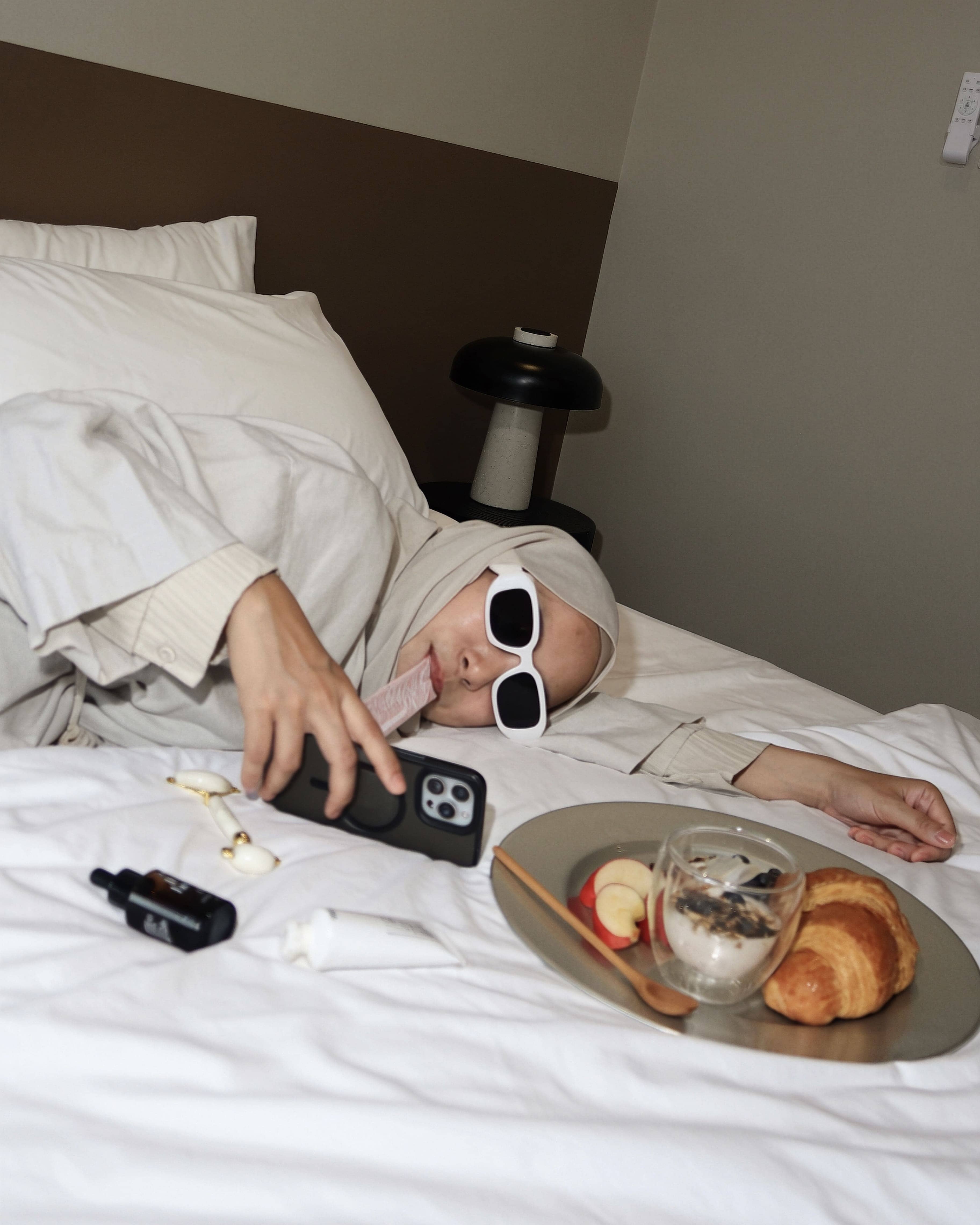 CUURA_Glo_Nectar_on_bed.jpg