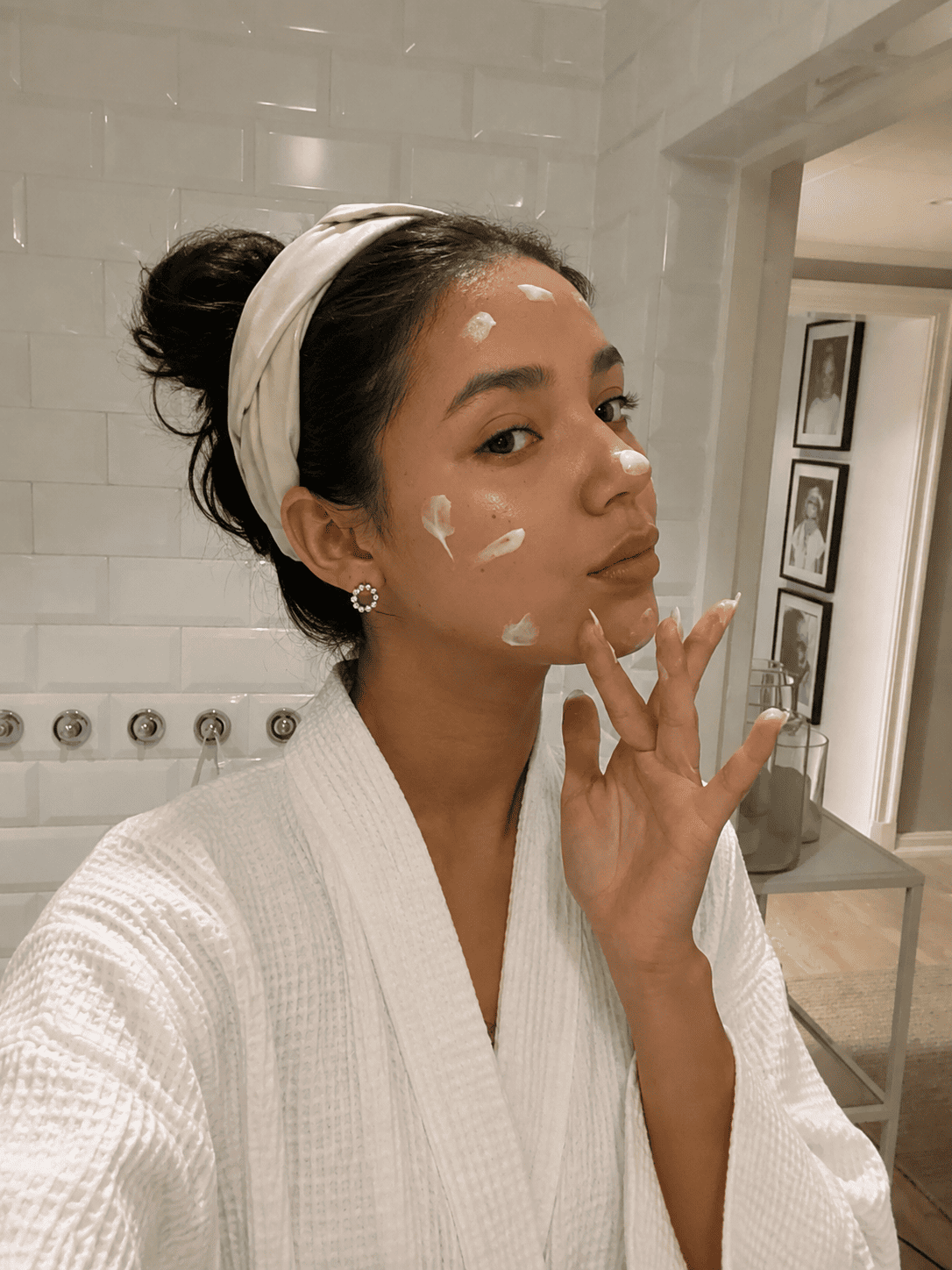 CUURA_Putting_on_Moisturizer.png